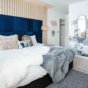  Apartment Getaway With Gaming Room, Desk & Parking